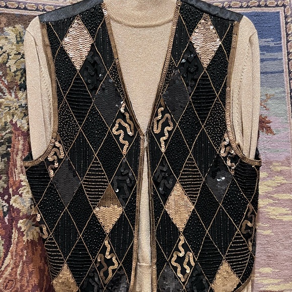 Elegant sequence vest with gold turtleneck - Picture 2 of 4